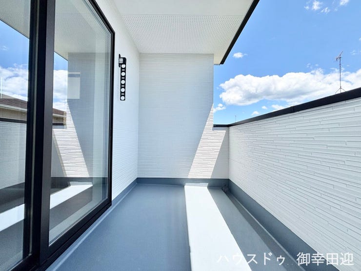 ■空の下の開放的な特等席■日光浴や読書、外の空気を感じながらリフレッシュ。暮らしを豊かにする、もう一つの心地よい空間です。