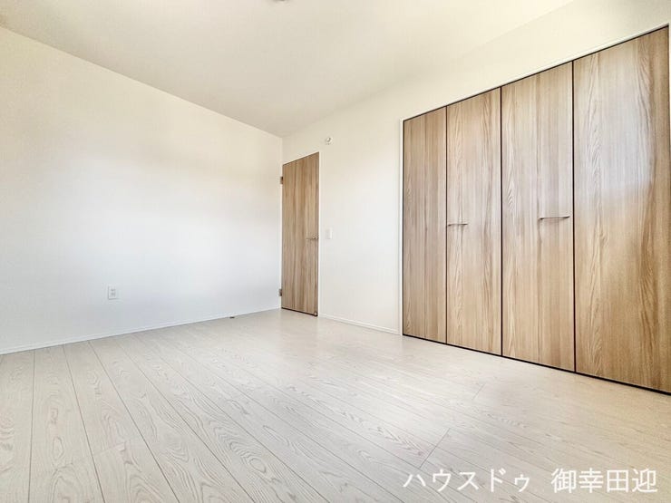 ■2階6帖洋室■寝室、書斎、趣味の部屋。家族の成長やライフスタイルに合わせ、様々な使い方ができる快適な空間です。