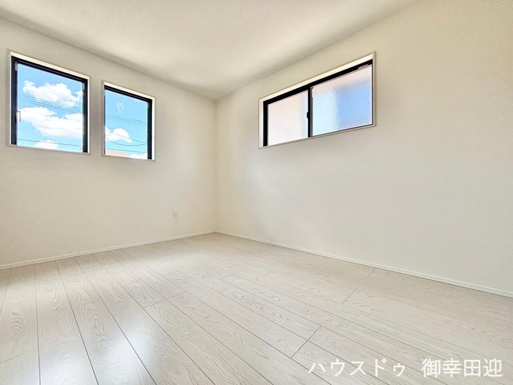 ■2階6帖洋室■寝室、書斎、趣味の部屋。家族の成長やライフスタイルに合わせ、様々な使い方ができる快適な空間です。