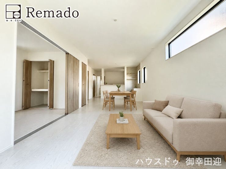 【リビング】
■家族の笑顔が集う中心地■お気に入りの家具を迎え、窓からは心地の良い光が差し込みます。※CGで家具を配置しています。