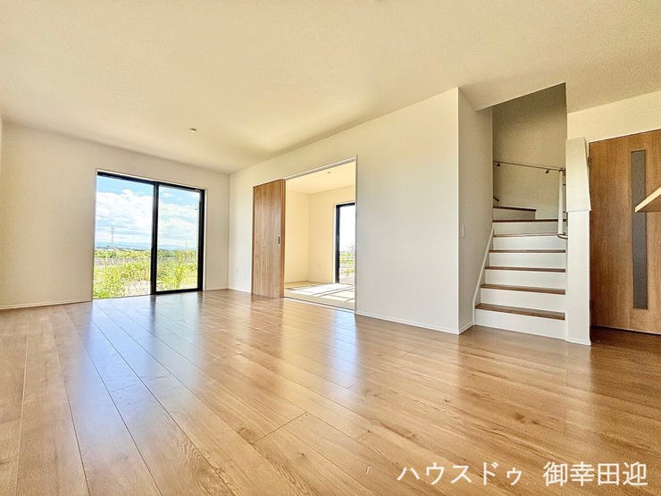 ■安らぎと笑顔の中心地■陽光が優しく降り注ぎ、会話が自然と弾む。ここでは、毎日が特別な時間へと変わります。
