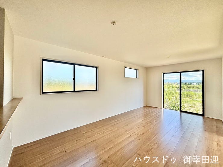 ■安らぎと笑顔の中心地■陽光が優しく降り注ぎ、会話が自然と弾む。ここでは、毎日が特別な時間へと変わります。