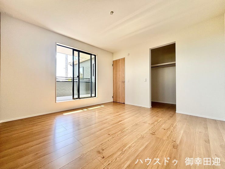 ■2階8帖洋室■心からリラックスできる静けさ、上質な眠りで、毎日をリセットします。明日への活力を養う空間です。