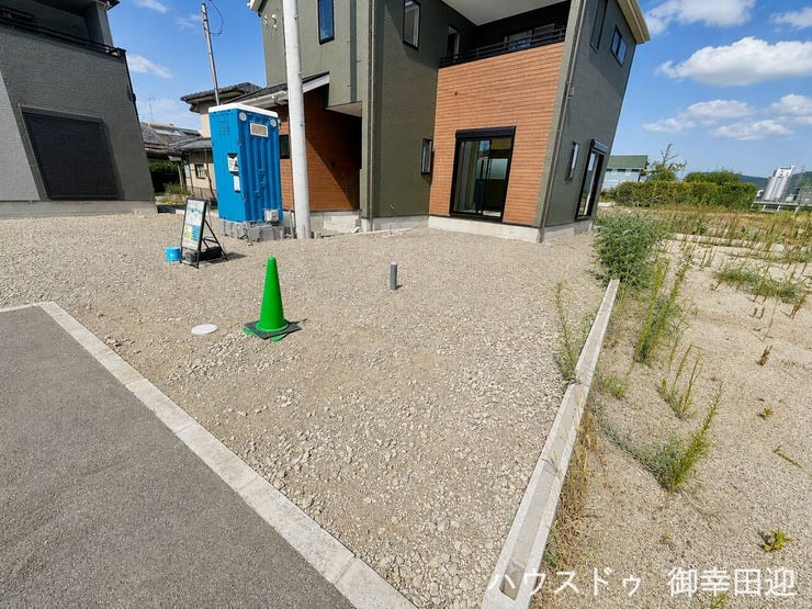 ■車と趣味の幅が広がる場所■単なる駐車スペースではない、洗車やタイヤ交換、DIYにも使える多目的な屋外スペースです。【撮影日:2026年8月19日】