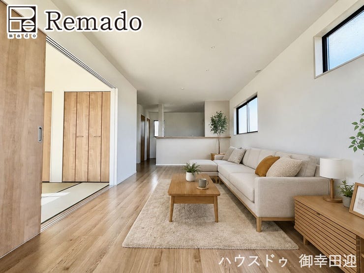 【リビング】
■家族の笑顔が集う中心地■お気に入りの家具を迎え、窓からは心地の良い光が差し込みます。※CGで家具を配置しています。