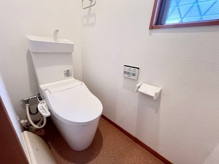 ・トイレ:温水洗浄便座付きのトイレです。窓があるため、自然換気が可能です。