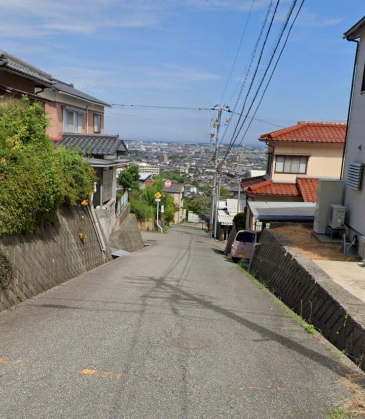 ゆとりある幅広道路に面し、視界が開けた美しい景色を楽しめます。