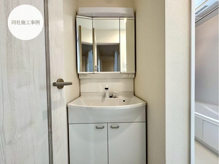 【Washroom】毎朝の準備がスムーズに。広めの洗面台と収納が使いやすい洗面所です。