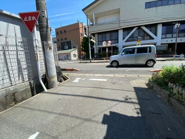 幅員約3.9mの南側前面道路です。車1台が余裕を持って通れる道幅です。車はスピードを控えるので事故率の軽減や歩行者も安心して通行できます。