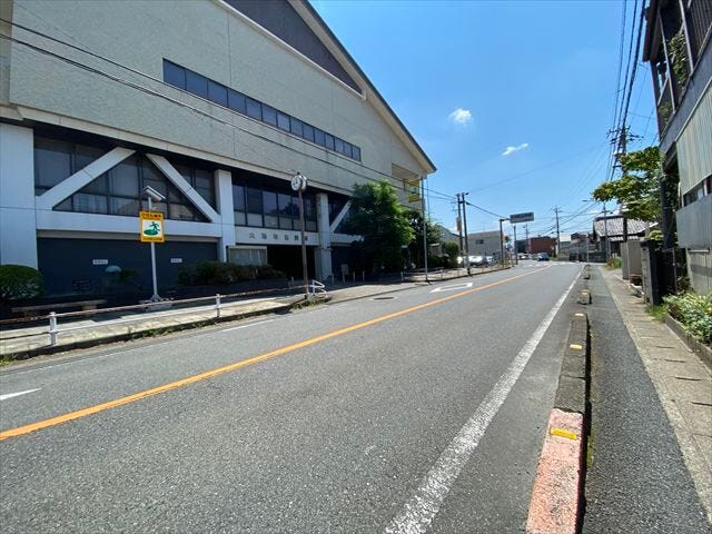 幅員約8.3mの南側前面道路です。広々としていて、街並みが開放的で圧迫感がありません。