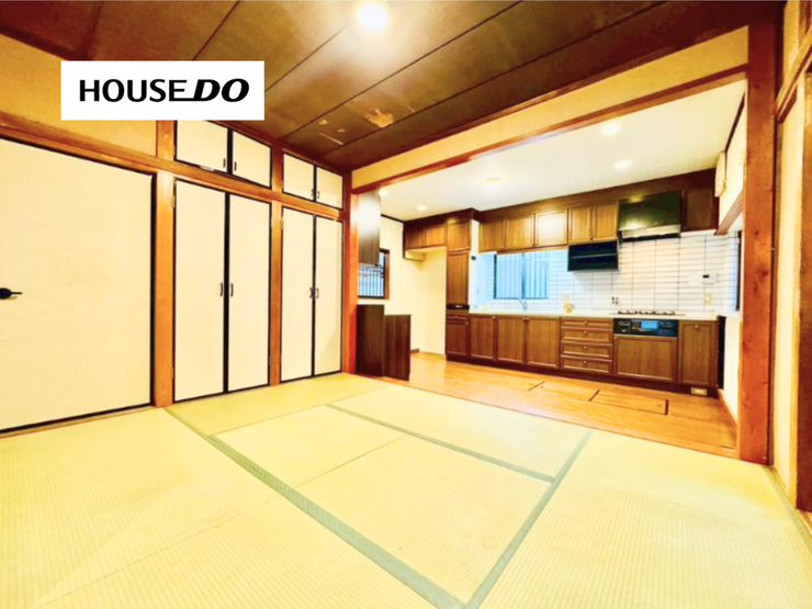 和室とキッチンがつながる開放的な空間。食事や団らんの場所として、ご家族が自然と集まりやすい間取りです。