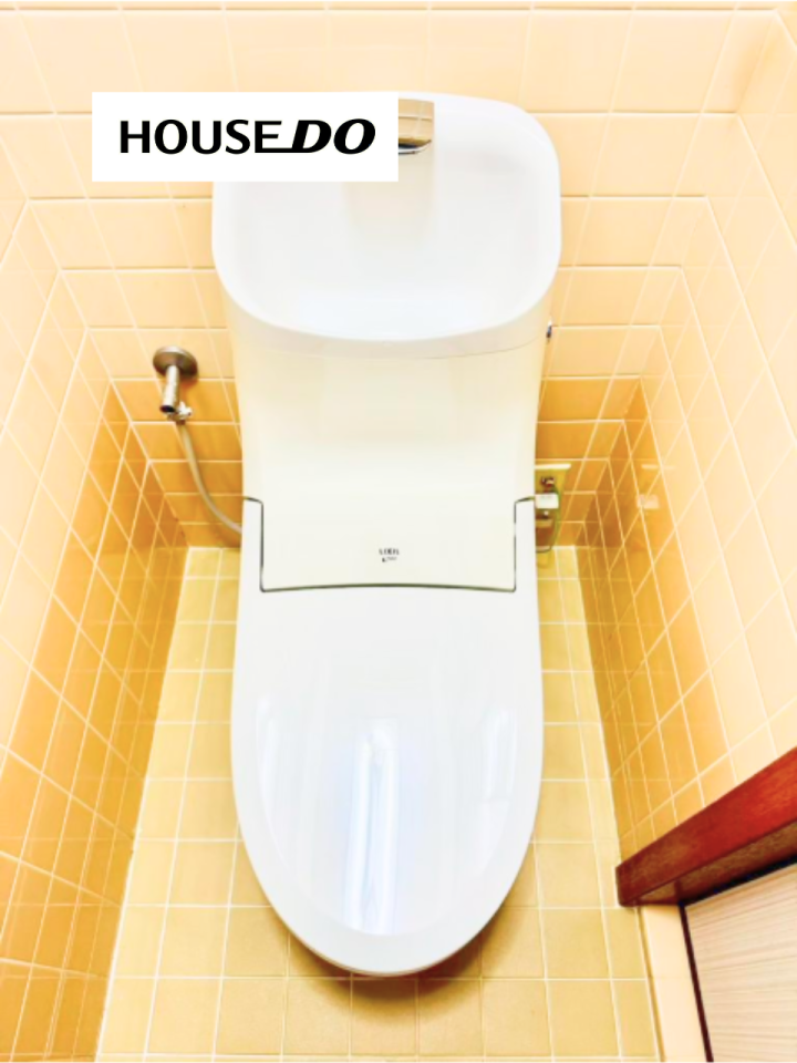白を基調としたすっきりとしたトイレ空間。毎日使う場所だからこそ、清潔感のある明るい印象がうれしいポイントです。