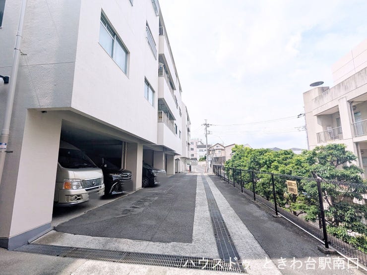 【外観】
敷地内は平坦な通路が整備されており、歩きやすく快適です。フェンスや植栽もしっかりと手入れされており、居住者の心地よさを追求しています。