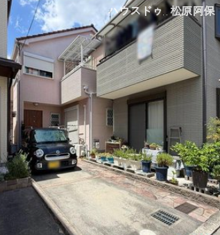 【外観】
やわらかなピンクベージュが可愛らしい上品な外観。玄関前にはお車を駐車できるスペースを確保しています。