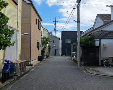 交通量が少なく静かで落ち着いた住環境。街全体に統一感があり、安心感のある暮らしが叶います。道路幅にもゆとりがあるため、日々の通勤やお買い物、お出かけの際も快適にお車を移動できます。