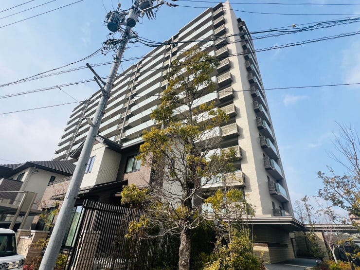 【外観】
駅徒歩2分&令和3年築の好立地築浅マンション!快適さと利便性を兼ね備えた理想の住環境です。実際の明るさや空間のゆとりを、ぜひ現地でご体感ください!