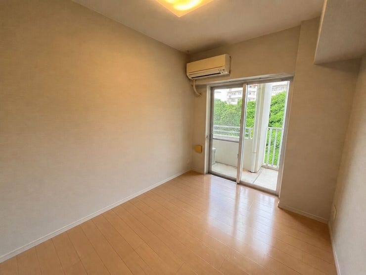 洋室4.9帖!ベランダに面した大きな窓があり、明るく開放感のあるお部屋です♪(AI画像処理済み)