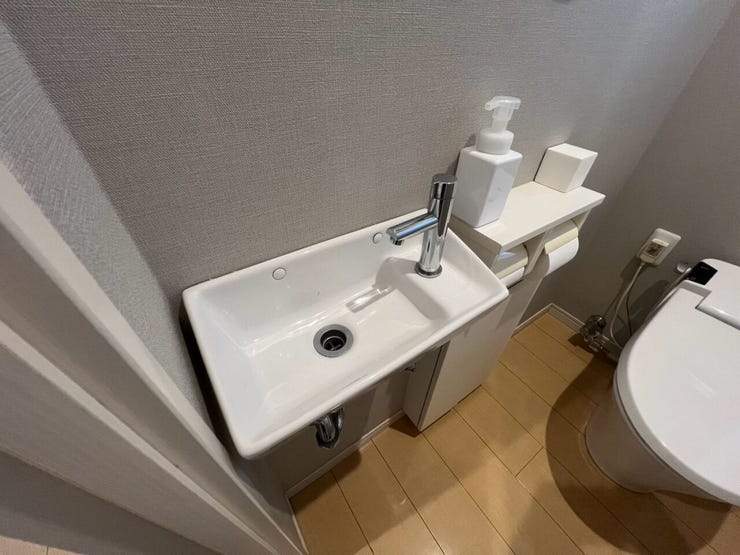 来客時にも使いやすい、手洗い場を備えたトイレです!