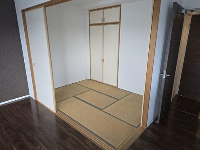 リビングに隣接する和室は、お子様の遊び場や家事スペース、来客時の寝室など多用途に大活躍!畳ならではの心地よい香りと温もりを感じながら、ホッと一息つける癒しの空間です