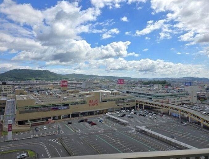 目の前を遮る高い建物がなく、開放的な景色が広がります。心地よい風が吹き抜け、毎日の洗濯物干しはもちろん、ちょっとした気分転換にも最適な空間です。