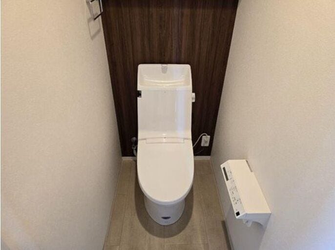 毎日使う場所だからこそ、清潔感にこだわった温水洗浄便座付きのトイレです。