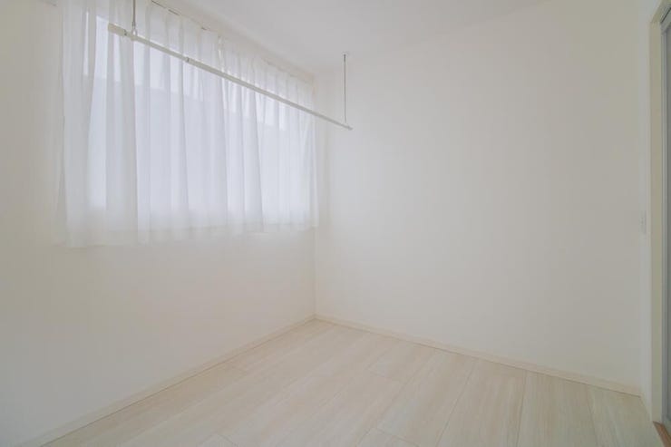 明るく清潔感のある室内は、子供部屋や寝室としてはもちろん、快適な在宅ワークスペースにも最適です。