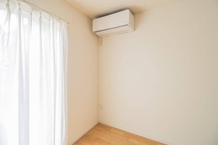 大きな窓から心地よい自然光が差し込む明るい洋室。毎朝気持ちよく目覚められる開放的な空間です。
