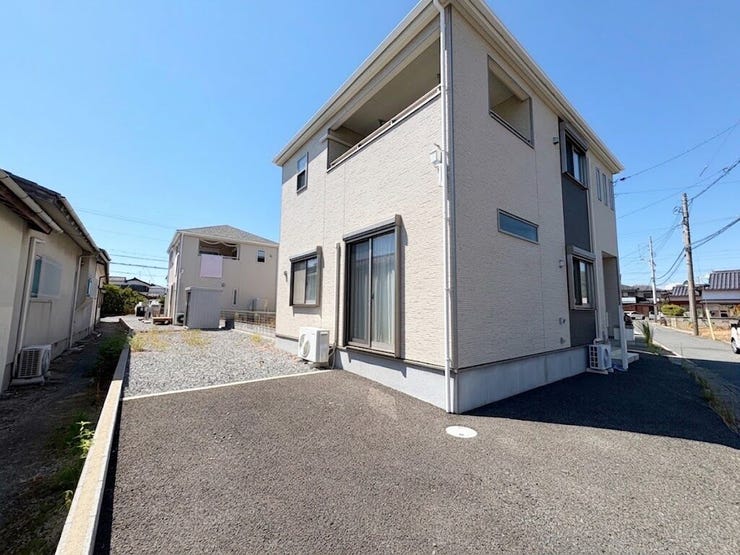 広々とした駐車スペースを確保。セカンドカーや来客時も安心です♪