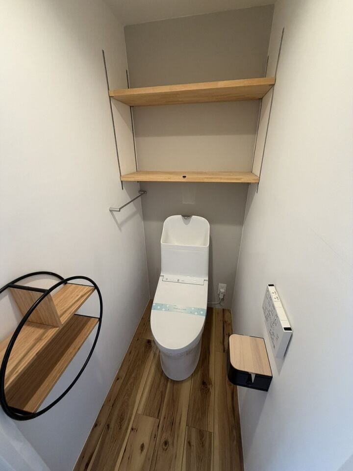 温かみのある木目調の空間に、お洒落な手洗いカウンターと丸型ミラーを完備。ゲストにも気持ちよく使ってもらえる、デザイン性と実用性を兼ね備えたスタイリッシュなトイレです。
