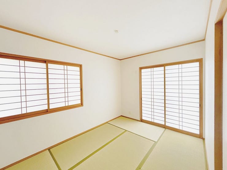 心安らぐイ草の香りが心地よい和室。客間としてはもちろん、お子様のお昼寝スペースや家事スペースとしても重宝します。