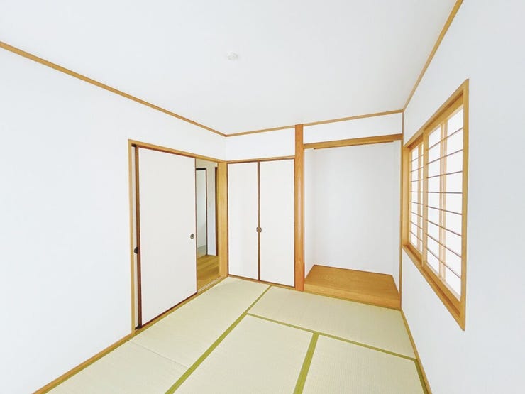 日当たりが良く落ち着いた雰囲気の和空間。押し入れなどの収納も備えており、多目的に活用できる便利なお部屋です。