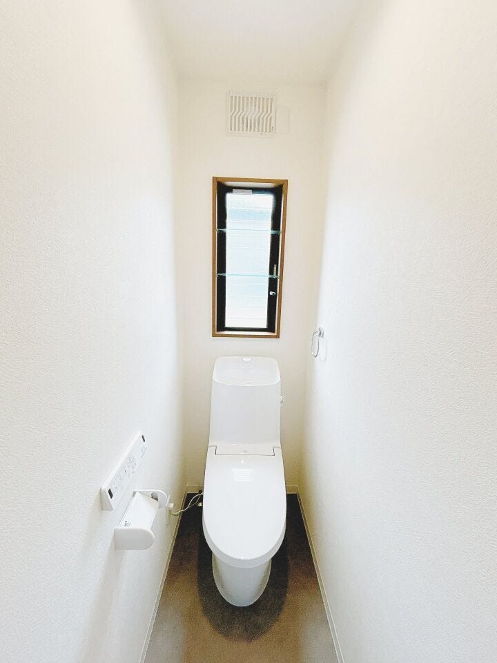 清潔で手入れのしやすい爽やかなトイレ空間。毎日使う場所だからこそ、快適さと清潔感を重視した設計になっています。