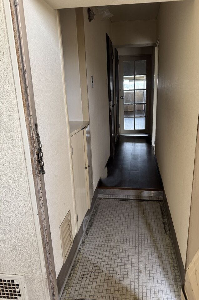 玄関に下駄箱あり。