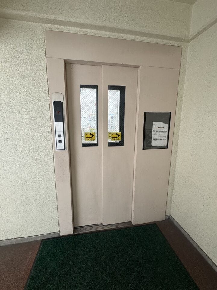 4階・7階・10階に停まります。