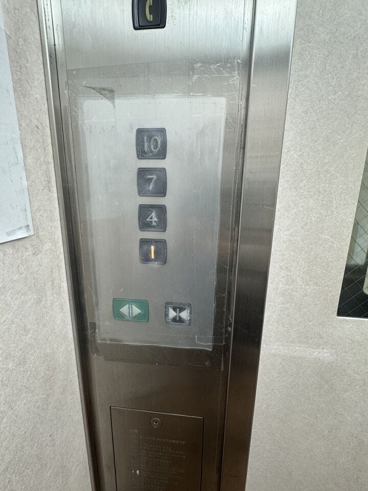 4階・7階・10階に停まります。