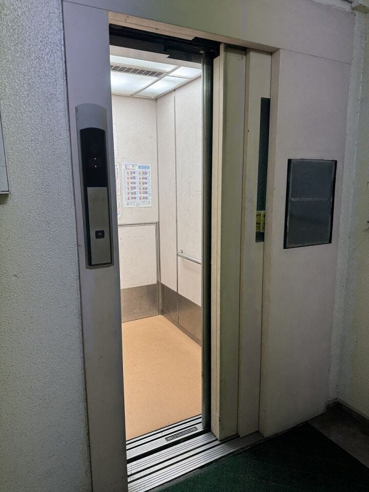 4階・7階・10階に停まります。