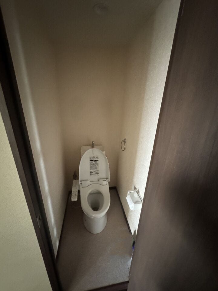 冬場でもひやっとしない温水洗浄便座を採用。