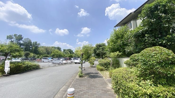 住宅地のため周辺は車の通行量も少なく、通勤・登園・通学・ショッピングなど日々の往来も快適です。