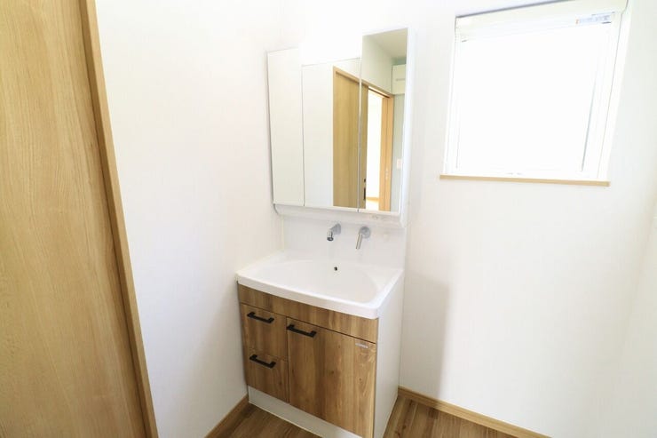 吉野町 中古戸建 【洗面台】
人気の3面鏡を採用しました。
ミラー裏が収納になっているので、生活感を出さずに収納することが出来ます。