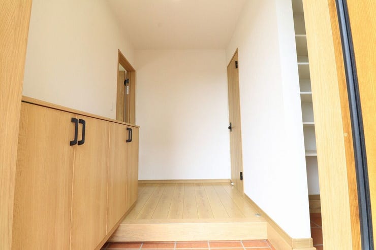 吉野町 中古戸建 【玄関】
玄関左側にはシューズボックス、シューズクローク付き！