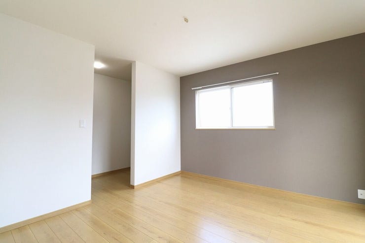 吉野町 中古戸建 【2F洋室8.5帖】
主寝室にもなる8.5帖。ベッド2台プラスαのペースがあり、お子様が小さいうちは家族みんなの寝室として活用できそうですね。