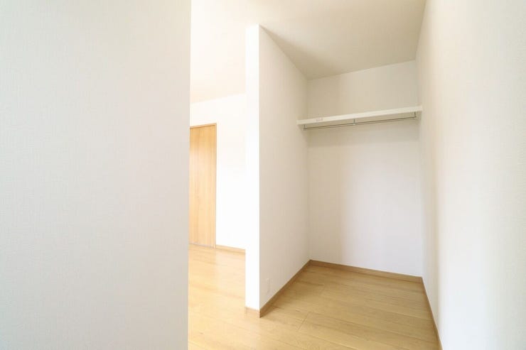 吉野町 中古戸建 【ウォークインクローゼット】
広々としたウォークインクローゼットにはハンガーパイプ付きで×収納も可能です