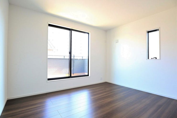 洋室 同仕様
2面採光のお部屋は明るく風通しの良いお部屋です♪