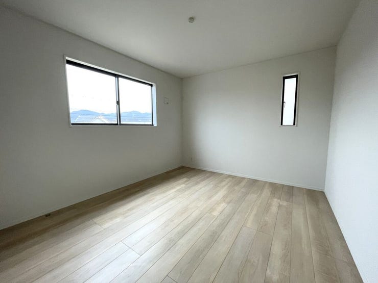 ◇洋室◇ 同仕様
2面採光のお部屋は明るく風通しが良いです♪
収納もしっかり出来ますよ!