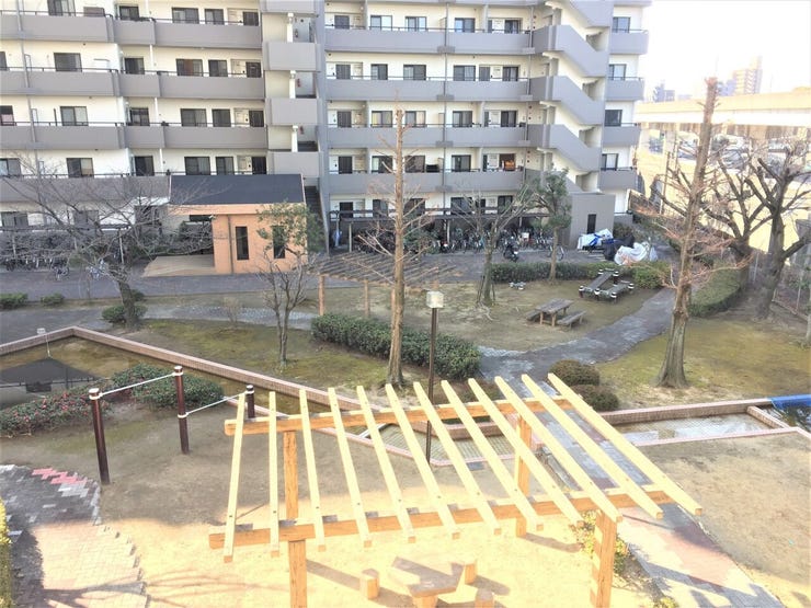 【敷地内公園】
敷地内にはのびのび遊べる公園を完備!
外出の負担も少なく、気軽に遊びに行けるのが嬉しいポイント♪
お子様の遊び場としてはもちろん、ちょっとした気分転換やお散歩にもぴったりです!