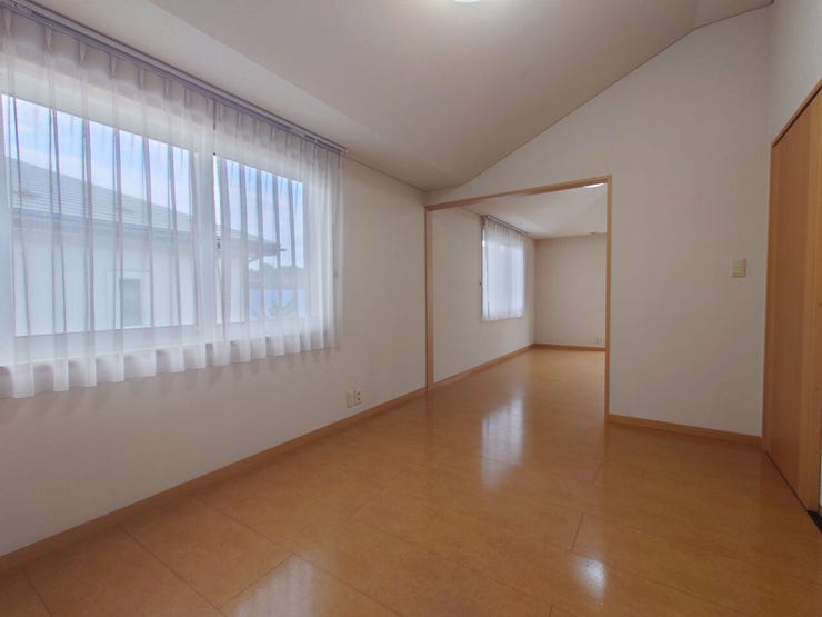 室内(2026年8月)撮影
◎現地案内予約受付中!◎
15.7帖の洋室は空間が緩やかに仕切られているため、作業スペースとリラックススペースに分けることができます♪