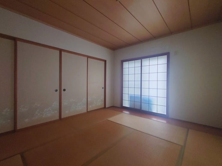 室内(2026年8月)撮影
◎現地案内予約受付中!◎
洗濯物を畳んだり、アイロンがけをしたりと家事スペースとしても重宝する和室です♪
