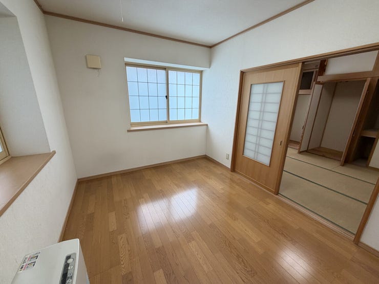 室内(2026年8月)撮影
◎現地案内予約受付中!◎
リビング隣の洋室は小さなお子様や高齢の方の居室としてピッタリのお部屋です!