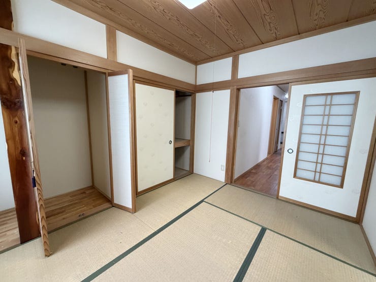 室内(2026年8月)撮影
◎現地案内予約受付中!◎
廊下からも出入りできる和室は客間としても重宝します◎