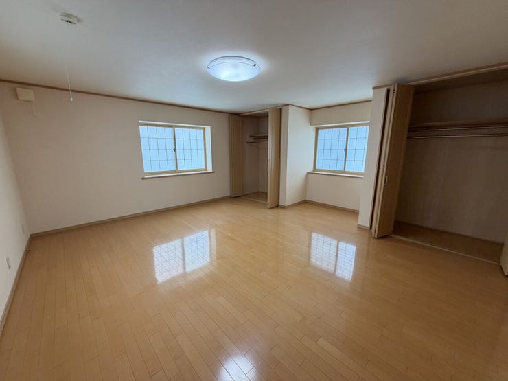室内(2026年8月)撮影
◎現地案内予約受付中!◎
ベッドやソファを置いてもゆとりがあり、セカンドリビングや趣味の作業部屋としても活用可能!